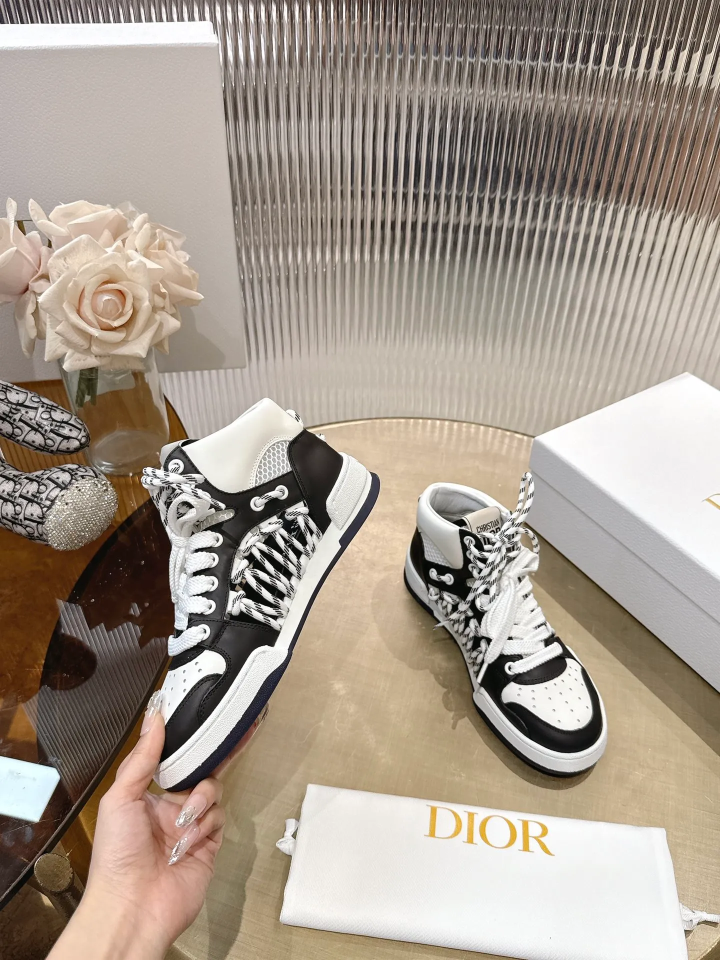 👟👟Ex-factory price 740👟👟 (Top version) Couple model Dior, C’est 25 new college style casual fashion high-top sneakers, showing eye-catching and fashionable style. Carefully crafted, the hollow design on the side of the upper is super fashionable, and the details also add a touch of elegance. The lightweight two-tone sole offers exceptional comfort and sporty style. Can add a stylish touch to any casual look. The tongue and sole are decorated with the Christian Paris logo, and the cowhide design is styled. Women's size 35-44